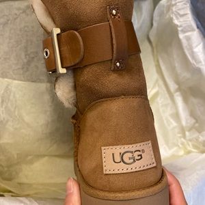 NWT UGG woman size 6